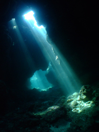 沖縄　慶良間　洞窟　差し込む光
